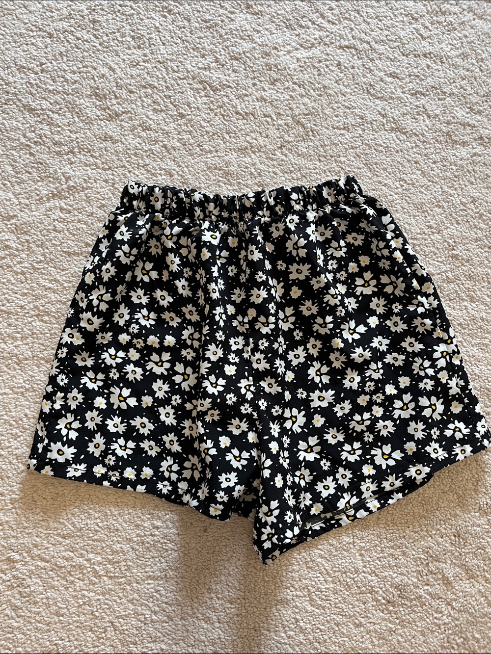 SHEIN Black Daisy Print Kids Shorts